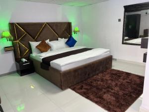Ένα ή περισσότερα κρεβάτια σε δωμάτιο στο Glandov Suites