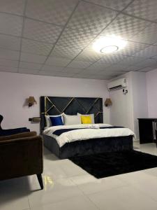 Ένα ή περισσότερα κρεβάτια σε δωμάτιο στο Glandov Suites