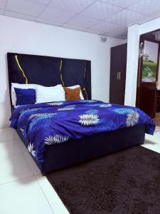 Ένα ή περισσότερα κρεβάτια σε δωμάτιο στο Glandov Suites