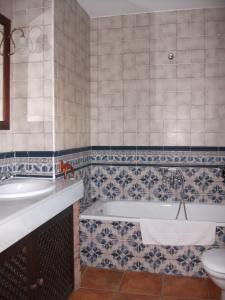 ein Badezimmer mit einer Badewanne, einem Waschbecken und einem WC in der Unterkunft Hotel Los Rebites in Huétor Vega