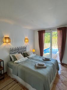 ein Schlafzimmer mit einem Bett mit zwei Handtüchern darauf in der Unterkunft Casa Alegria - Holiday home with pool, fitness, sauna in Alcúdia + 65 Fotos