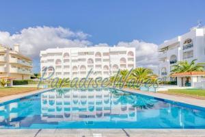 ein Hotel mit einem Swimmingpool vor einem Gebäude in der Unterkunft Magnifique appartement 500m de la plage avec piscine in Porches