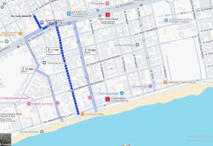 une carte de la ville de Dubaï avec la ligne bleue dans l'établissement Apartamento com Suite Praia da Enseada Dois Quartos, à Guarujá