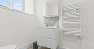 Ένα μπάνιο στο Prime Town Centre Location I Gold St D-Lux 1BR Apartment with Sofa Bed, Modern Amenities, Walk to Train, Bus Stations, Shops & Cafés I Leisure and Business Stays Welcome MULTIPLE UNITS AVAILABLE +58 φωτογραφίες