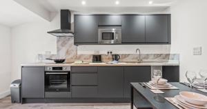 Η κουζίνα ή μικρή κουζίνα στο Prime Town Centre Location I Gold St D-Lux 1BR Apartment with Sofa Bed, Modern Amenities, Walk to Train, Bus Stations, Shops & Cafés I Leisure and Business Stays Welcome MULTIPLE UNITS AVAILABLE