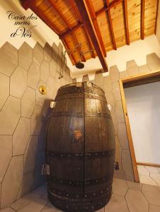 a large wooden barrel in a room with a wall at Casa dos meus avós Mar & Biscoitos in Biscoitos
