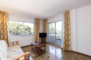 a living room with a couch and a table at Rentalmar Los Angeles in Miami Platja