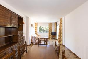 a living room with a table and a dining room at Rentalmar Los Angeles in Miami Platja