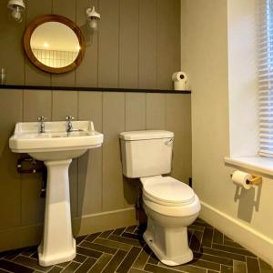 un baño con inodoro y lavabo en Nant y Ffynnon 1, en Llithfaen