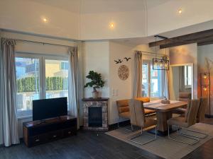 a living room with a dining room table with a fireplace at Ferienhaus Seepanorama-Marina Mücheln Geiseltalsee in Mücheln