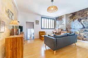 ボルドーにあるAppart 2 chambres sur Quais des Chartronsのソファとテーブルのあるリビングルーム