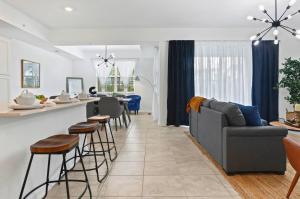 Χώρος καθιστικού στο Exquisite 2 Br Storey Lake, 7 Min To Disney
