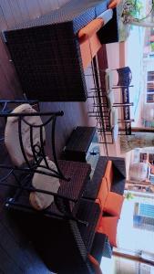 un gruppo di panche seduti sul lato di un edificio di Bibby's B&B a East London