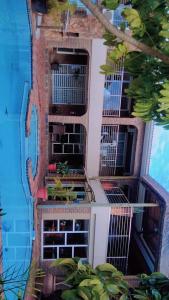 un edificio con diverse finestre con piante di Bibby's B&B a East London