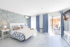 1 dormitorio azul y blanco con 1 cama y balcón en Bety Dreams Apartments, en Madrid