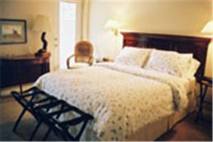Un pat sau paturi într-o cameră la Windermere Lakeside Bed and Breakfast