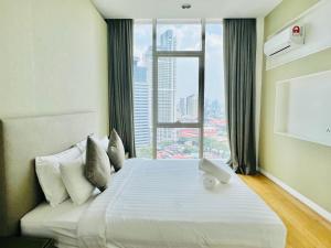 クアラルンプールにあるPlatinum Aman Tokyoのベッドルーム1室(大きなベッド1台、大きな窓付) +37枚の写真