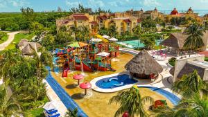 Bazén v ubytování All Ritmo Cancun Resort & Water Park nebo v jeho okolí