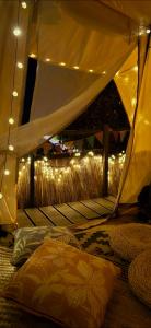 Posezení v ubytování Romantic Glamping Bell tent with private unique bathroom + 37 fotografií