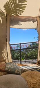Balkón nebo terasa v ubytování Romantic Glamping Bell tent with private unique bathroom