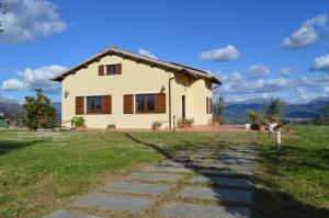 a house with a stone path in front of it at Agriturismo Colle Bello in Spoleto