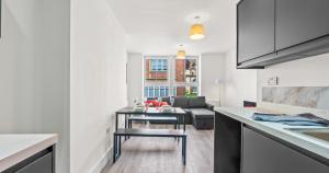 Η κουζίνα ή μικρή κουζίνα στο Prime Town Centre Location I Gold St D-Lux 2BR Apartment with Modern Amenities, Walk to Train, Bus Stations, Shops & Cafés I Leisure and Business Stays Welcome