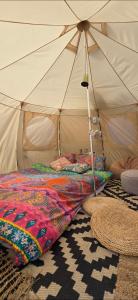 Postel nebo postele na pokoji v ubytování Romantic Glamping Bell tent with private unique bathroom