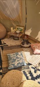 Posezení v ubytování Romantic Glamping Bell tent with private unique bathroom