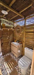 Koupelna v ubytování Romantic Glamping Bell tent with private unique bathroom