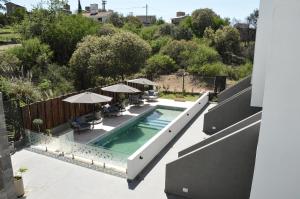 ein Bild eines Swimmingpools auf einem Haus in der Unterkunft Departamento en Villa Carlos paz in Villa Carlos Paz