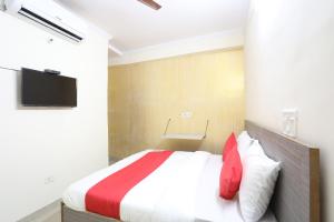 Postel nebo postele na pokoji v ubytování Hotel O A P Residency