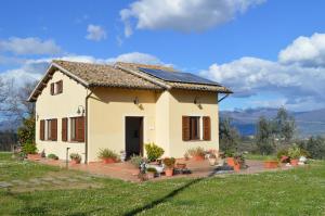 a small white house with a lot of plants at Agriturismo Colle Bello in Spoleto