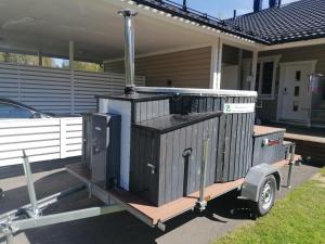 a grill on a trailer in front of a house at Majoituspalvelu Nurmi Oy Välitie 3B Saunallinen in Raahe