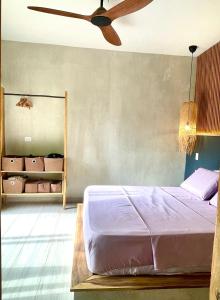 パロミノにあるCasa Palmedoのベッドと天井扇風機のある寝室