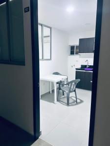Kuchyň nebo kuchyňský kout v ubytování Hermoso apartamento con Aire Acondicionado Cerca al Hospital de Neiva