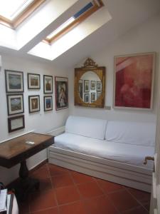 タオルミーナにあるCasa Taorminaのリビングルーム(白いソファ、テーブル付)