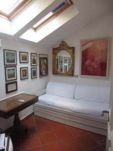 Una sala de estar con un sofá blanco y una mesa. en Casa Taormina, en Taormina