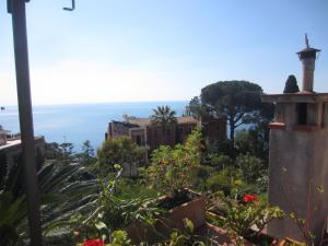 タオルミーナにあるCasa Taorminaの庭園からの家の景色