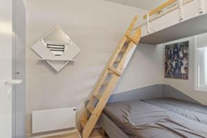 Un dormitorio con una litera y una escalera. en Holiday Apartment Near Bønnerup, en Glesborg