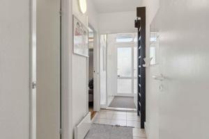 un pasillo con una puerta que conduce a una habitación en Holiday Apartment Near Bønnerup, en Glesborg 15 fotos más