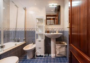 a bathroom with a sink and a toilet and a tub at MyHouseSpain - Luminoso piso en el Centro de Gijón in Gijón +16 photos