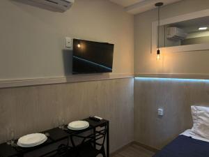a room with a bed and a tv on the wall at Hospedagem Sofisticada em Perdizes – Próxima ao Allianz Parque e Espaço Unimed in Sao Paulo