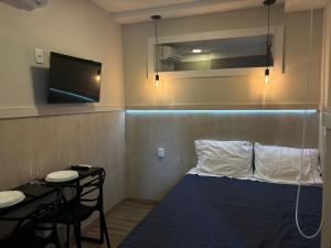 a room with a bed and a flat screen tv at Hospedagem Sofisticada em Perdizes – Próxima ao Allianz Parque e Espaço Unimed in Sao Paulo