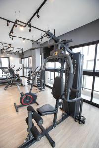 a gym with several exercise equipment in a room at Hospedagem Sofisticada em Perdizes – Próxima ao Allianz Parque e Espaço Unimed in Sao Paulo