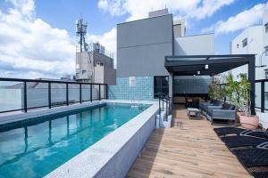 a swimming pool on top of a building at Hospedagem Sofisticada em Perdizes – Próxima ao Allianz Parque e Espaço Unimed in Sao Paulo +33 photos