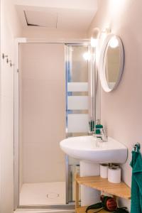 ein Badezimmer mit Waschbecken und Dusche in der Unterkunft casa feria in Sevilla