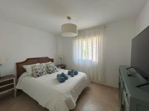 Posteľ alebo postele v izbe v ubytovaní Holidays & Homes, Calahonda Royale Lirio, 300 m playa