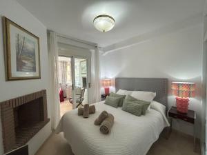 Posteľ alebo postele v izbe v ubytovaní Holidays & Homes, Calahonda Royale Lirio, 300 m playa