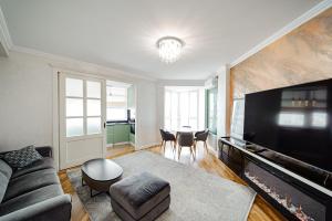 Φωτογραφία από το άλμπουμ του Modern 2BR Stunning Park View στο Kισινάου