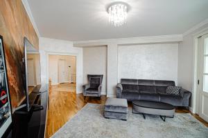 Φωτογραφία από το άλμπουμ του Modern 2BR Stunning Park View στο Kισινάου